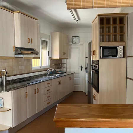 Con Piscina A 100m De La Playa بيت للعطل